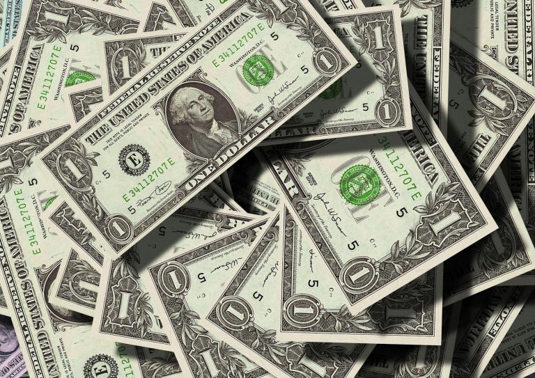 The Art of Smart Investments: Maximizing Returns and Minimizing Risks